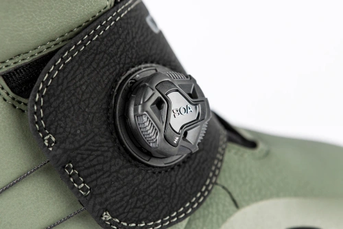 NITRO Step On ® + Venture TLS 2026: snowboard bindings + boots | HEAT Modlable | BOA ® | Introducing the New All-Terrain Convenience Fit | shadow / black & black