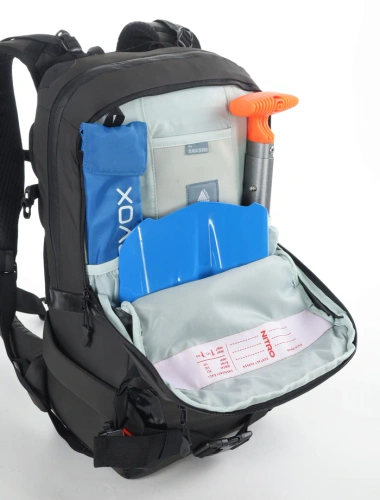 NITRO Slash 25 PRO 2026 | plecak snowboard / splitboard | usztywniaczem i mocowaniem na kask | kompatybilny z bukłakiem i protektorem KOROYD | raven