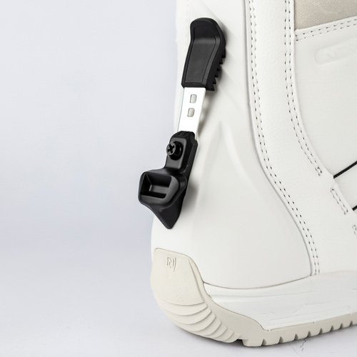 NITRO Step On ® + Cave TLS 2026: damskie wiązania i buty snowboardowe | HEAT Modlable | BOA ® | The Ultimate Fit & Convenient Interface | white & white