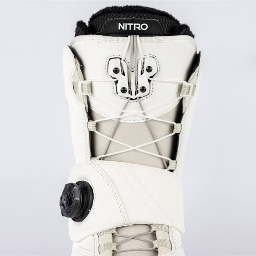 NITRO Step On ® + Cave TLS 2026: women's snowboard bindings + boots | HEAT Modlable | BOA ® | The Ultimate Fit & Convenient Interface | white & white